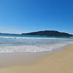 Casa Rosa com 7 quartos - Edícula completa a 150 metros da Praia