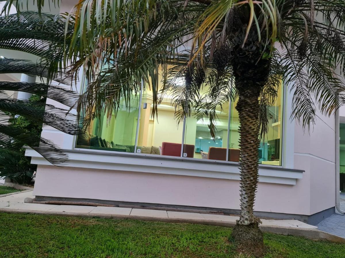 Casa Rosa Com 7 Quartos - Edícula Completa A 150 Metros Da