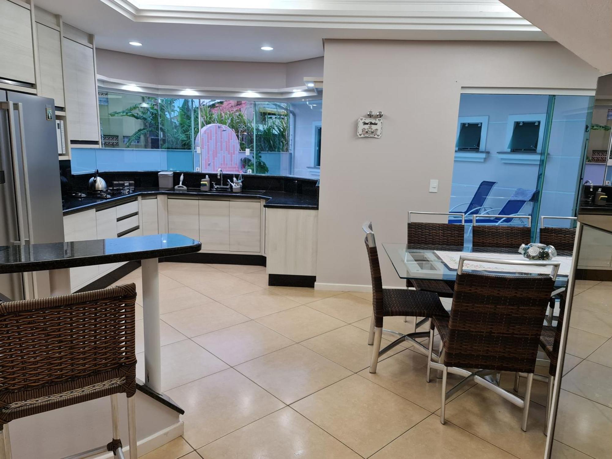Casa Rosa Com 7 Quartos - Edícula Completa A 150 Metros Da